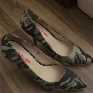 Worn Army fatigue shoes with NO BOX